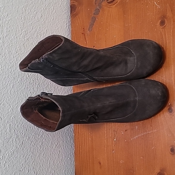 NAYA BREEZE WOMEN'S GRAY SUEDE LEATHER ANKLE BOOTS SIZE 7 - Picture 1 of 10